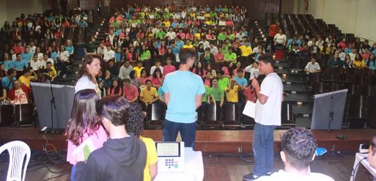 Mais de 300 adolescentes participaram da atividade nesta quarta (15/5), no Colégio Nossa Senhora...