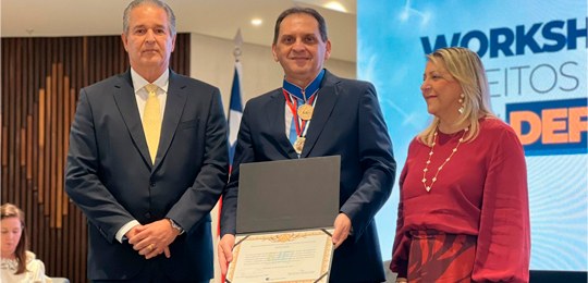 TRE-BA homenageia ministro do STJ com medalha da Escola Judiciária Eleitoral da Bahia